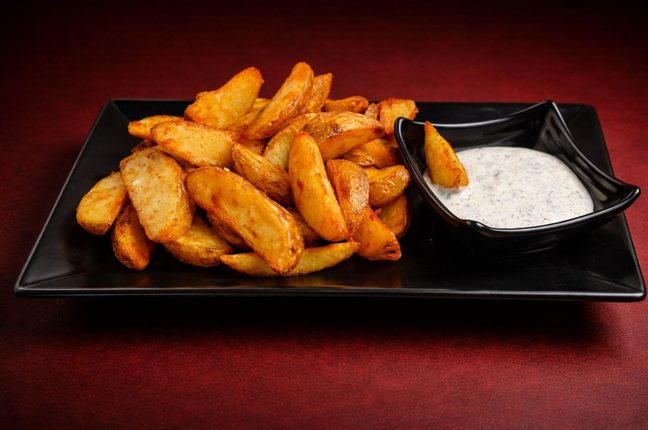 Zlatno pečeni krompir sa tzatziki sosom
